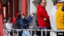 资料照片：美国内华达州拉斯维加斯市的失业工人正在排队等候领取失业救济（2020年3月17号）。