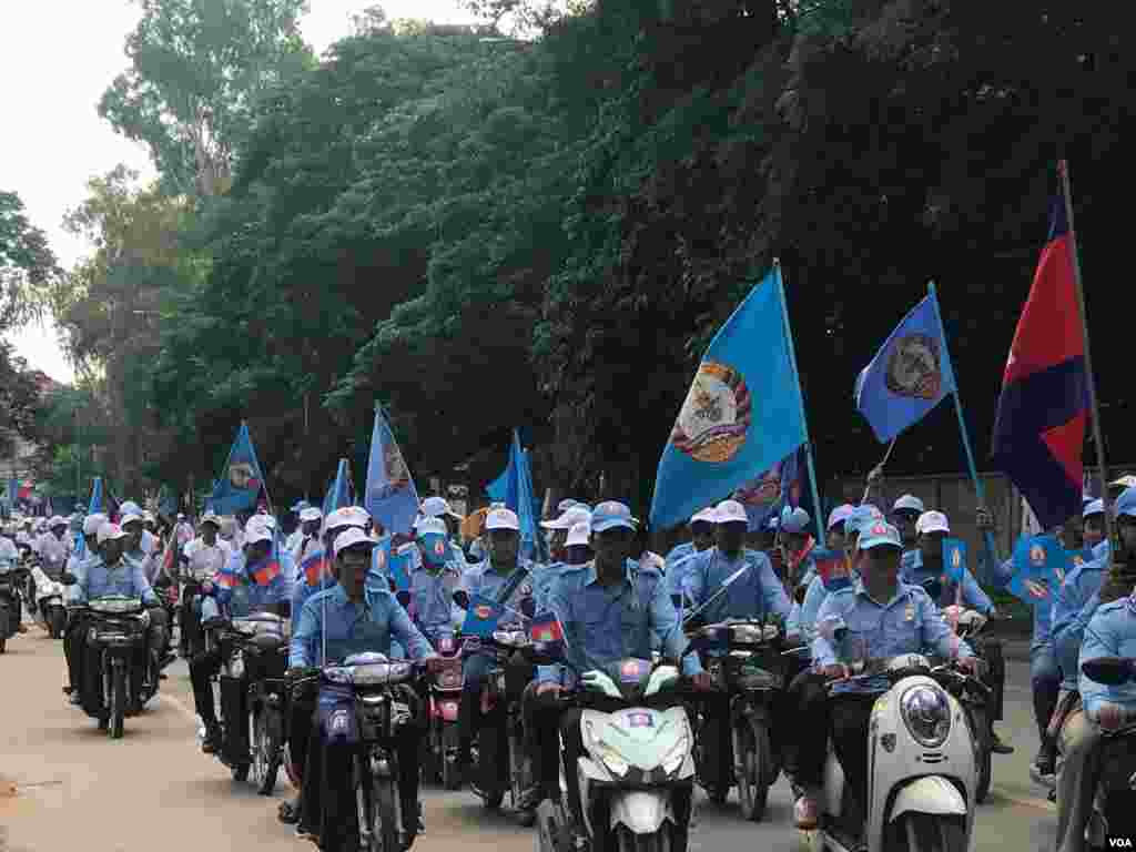 សកម្មភាព​នៃ​ការដង្ហែក្បួន​ឃោសនា​នៅ​ថ្ងៃទី ២៧ ខែកក្កដា ឆ្នាំ២០១៨​របស់​គណបក្ស​ប្រជាជន​កម្ពុជា​នៅ​តាម​ដង​ផ្លូវ​នានា​ក្នុង​ក្រុង​សៀមរាប ខេត្តសៀមរាប។ (ធីតា វីន/VOA)