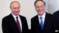 俄罗斯总统普京在圣彼得堡会见中国国家副主席王岐山(2018年5月24日)