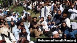 Oslobođeni zatvorenici okupljaju u se u Kabulu (Foto: Reuters/Mohammad Ismail) 