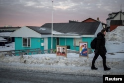 Žena prolazi pored izbornih plakata izborne ispred biračkog mesta tokom opštih izbora u Nuku, Grenland, 11. marta 2025.