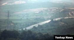 한국 경기도 파주 도라산전망대에서 개성공단으로 이어지는 경의선 도로를 내려다본 모습.