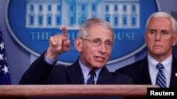 国立过敏与传染病研究所主任弗契医生在白宫有关行管病毒疫情的记者会上讲话，彭斯副总统在一旁倾听。(2020年4月1日)