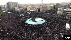 Para pelayat tampak memadati lokasi acara pemakaman Presiden Iran Ebrahim Raisi di Teheran, Iran, 22 Mei 2024. (Foto: Atta Kenare/AFP)