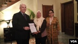 Mantan TKI Maizidah Salas menerima Sertifikat Penghargaan dari Duta Besar Amerika Serikat Joseph R. Donovan, dalam acara Trafficking In Person (TIP) Heroes Reception and Award Ceremony, di kediaman Dubes AS, Jakarta, Selasa, 4 September 2018. (Foto: Ghita Intan)