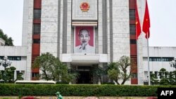 រូបថតនៅថ្ងៃទី ១៧ ខែកុម្ភៈ ឆ្នាំ ២០២៥ នេះ បង្ហាញរូបភាពលោក ហូជីមិញ ដែលដាក់តាំងនៅអគារគណៈកម្មាធិការប្រជាជនក្រុងហាណូយ។