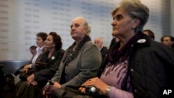 Porodice žrtava masakra u Srebrenici u sudu u Hagu