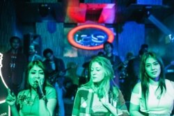 Andrea Decker menjadi artis tamu, tampil bersama dua artis dangdut lain (foto: courtesy).