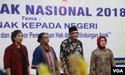 Penutupan Forum Anak Nasional 2018 di Surabaya oleh Menteri pemberdayaan Perempuan dan Perlindungan Anak Yohana Yambise (dua dari kiri), 22 Juli 2018. (Foto: Petrus Riski/VOA)