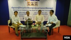 រូបឯកសារ៖ ពី​ឆ្វេង​ទៅ​ស្ដាំ លោក​ ​ម៉ៃ ទិត្យថារ៉ា ​​(ទីបី) នាយក​ប្រតិបត្តិ​​នៃ​សមាគម«ខេមបូចា» ​​នៅ​ក្នុង​សិក្ខាសាលា​ស្តី​ពី​ ​«ការ​ប្រឆាំង​ព័ត៌មាន​​ក្លែង​បន្លំ​សម្រាប់​អ្នកសារ​ព័ត៌មាន​កម្ពុជា» នៅ​ក្រុង​ភ្នំពេញ កាល​ពី​ថ្ងៃ​ទី២៥ ខែ​តុលា ឆ្នាំ​២០១៨។ (ណឹម សុភ័ក្រ្តបញ្ញា/VOA) 