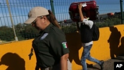 2019年7月18日墨西哥移民在美国申请庇护后返回墨西哥