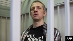 Ruski novinar Roman Ivanov u majici na kojoj piše "Ne ratu" 
