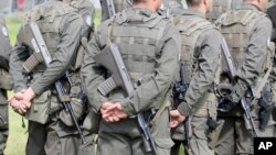 Arhiva - Vojnici vojske Austrije tokom zajedničke vežbe zaštite spoljnih granica EU sa vojskama Češke i Mađarske, u sklopu Centralnoevropske odbrambene saradnje (CEDEC), u Alenstajgu, Austrija, 15. septembra 2017. (Foto: AP, Roland Zak)