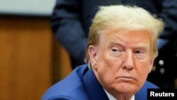 រូបឯកសារ៖ អតីតប្រធានាធិបតី​សហរដ្ឋអាមេរិក​លោក Donald Trump បង្ហាញ​ខ្លួន​ក្នុង​តុលាការ​នៅទីក្រុង​ញូវយ៉ក កាលពីថ្ងៃទី២៥ ខែមីនា ឆ្នាំ២០២៤។ (Pool via REUTERS)