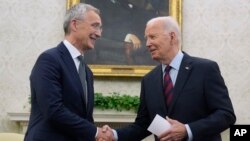 Presiden Joe Biden bertemu dengan Sekretaris Jenderal NATO Jens Stoltenberg di Ruang Oval di Gedung Putih, 17 Juni 2024 lalu (foto: dok). Biden akan jadi tuan rumah KTT NATO di Washington, DC minggu depan. 