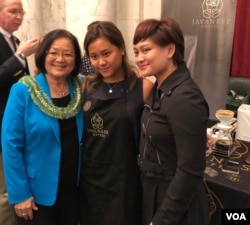 Achi Soeharman bersama Senator Hawaii, Mazie Hirono (foto: VOA/Yogi).