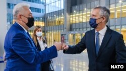 Crnogorski premijer Zdravko Krivokapić i generalni sekretar NATO Jens Stoltenberg, Brisel, 23. novembar 2021 (Foto: NATO.int)