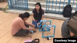 សិស្ស​ដែល​ចូលរួម​ប្រកួត​រ៉ូបូត​ក្នុង​ទឹក​ ធ្វើ​ការ​តេស្ត​សាកល្បង​រ៉ូបូត​ខ្លួន​ក្នុង​អាង​ហែល​ទឹក​ នៅ​ពហុកីឡាដ្ឋាន​ជាតិ​អូឡាំពិក​ កាល​ពី​ខែ​មករា​ ឆ្នាំ​២០១៨​។ (រូប​ពី​ STEM Cambodia)