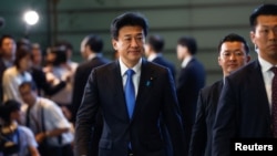 រូបឯកសារ៖ រដ្ឋមន្ត្រី​ការពារជាតិ​ជប៉ុន លោក Minoru Kihara កំពុងដើរ​នៅ​ថ្ងៃ​នៃ​ការ​រុះរើ​គណៈរដ្ឋមន្ត្រី​នៅ​ការិយាល័យ​នាយករដ្ឋមន្ត្រី​ក្នុង​ទីក្រុង​តូក្យូ ប្រទេស​ជប៉ុន កាលពី​ថ្ងៃទី១៣ ខែកញ្ញា ឆ្នាំ២០២៣។