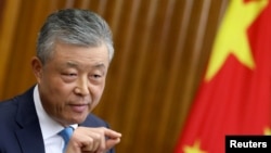 中国驻英国大使刘晓明2019年8月15日在伦敦举行的记者会上讲话。