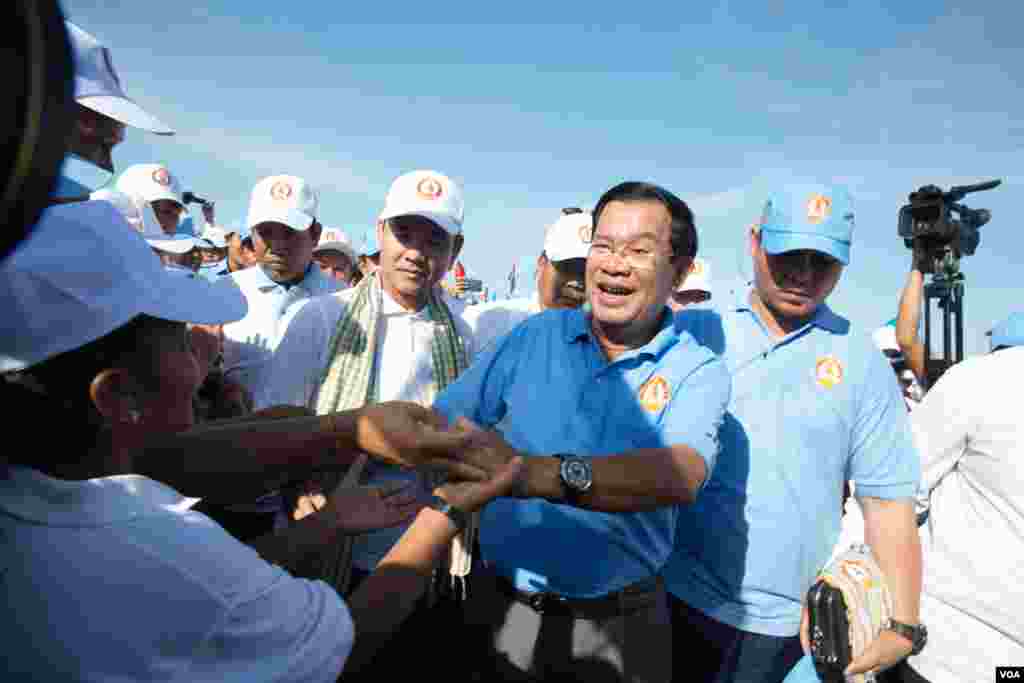 មេដឹកនាំគណបក្សលោកនាយករដ្ឋមន្រ្តីហ៊ុន សែន ក្នុងការដង្ហែក្បួនឃោសនាបោះឆ្នោតធំរបស់គណបក្សប្រជាជនថ្ងៃចុងក្រោយកាលពីព្រឹកថ្ងៃទី០២ ខែមិថុនា ២០១៧។​ (ខាន់ សុគុំមនោ/VOA)