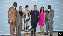 Brauer sa kolegama iz serije "Bruklin 99" (Foto: Evan Agostini/Invision/AP)