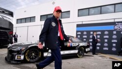 Presiden AS Donald Trump menghadiri perhelatan NASCAR Daytona 500 di Daytona, Beach, Florida, pada 16 Februari 2025. (Foto: Pool via AP)