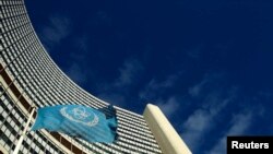 位于维也纳国际原子能机构（ IAEA ）的旗帜在空中飘扬（资料照片）。