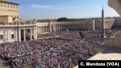 天主教教宗方济各在梵蒂冈圣彼得广场主持弥撒（2016年9月4日）