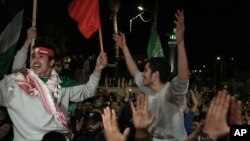 Para tahanan Palestina yang dibebaskan oleh Israel disambut oleh warga di kota Al Bireh, Tepi Barat hari Minggu, 26 November 2023.