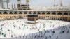Jemaah haji menjaga jarak sosial di kota suci Mekah. Pemerintah RI tetap akan memberangkatkan jamaah umrah ke Arab Saudi meski ditemukan varian baru virus COVID-19 di negara itu. (Foto: Reuters)