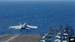 一架F/A-18E超级大黄蜂战机从林肯号航空母舰上起飞。(2019年5月3日)