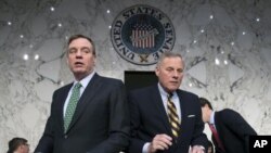 ARHIVA - Vodeći demokrata u senatskom Odboru za obaveštajna pitanja senator Mark Vorner (L) i predsedavajući, republikanski senator Ričard Bur (Foto: AP/J. Scott Applewhite)