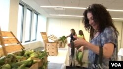 Radnici advokatske kancelarije Vinston i Stran kupe sveže povrće isporučeno direktno u kancelariju.