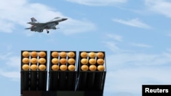 2017年8月7日台湾高雄冈山飞行表演上，台湾空军F-16战斗机飞越上空。