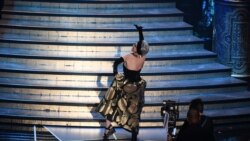 Aktris Rita Moreno berjalan menuju panggung untuk mempersembahkan Oscar bagi pemenang Film Berbahasa Asing Terbaik pada acara Penghargaan Akademi Tahunan ke-90, 4 Maret 2018 di Hollywood, California. (Foto: Mark RALSTON / AFP).