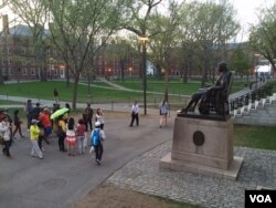 亚洲游客参观哈佛校园。（资料照）