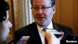 资料照片：联邦参议员彼得斯在国会接受记者的采访（2018年1月22日）