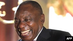 Président Cyril Ramaphosa (D) ya Afrique du Sud apesi mbote na mokonzi akitanaki na ye Jacob Zuma na Cap, Afrique du Sud, 20 février 2018.