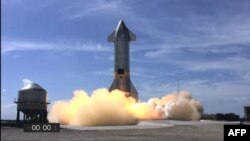 Prototipe Starship SN10 dalam uji coba di fasilitas pengujian SpaceX di Texas Selatan dekat Desa Boca Chica di Brownsville, Texas, 3 Maret 2021. (AFP PHOTO /SPACEX)