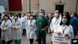 Petugas medis melakukan protes atas lonjakan kasus Covid-19 di Athena, Yunani, Kamis (12/11).