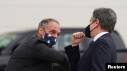 2022年2月9日，美国国务卿布林肯抵达澳大利亚参加四方机制外长会议时受到美国驻澳大使馆代办高德曼的欢迎。（路透社）