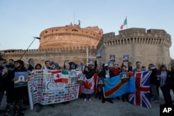 Orang-orang berkumpul saat doa malam untuk para korban pelecehan seksual di dekat Castle Sant' Angelo, di Roma, Kamis, 21 Februari 2019. (Foto: AP)
