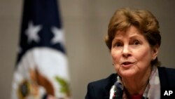 ARHIVA - Američka senatorka Džin Šahin na konferenciji za novinare u američkoj ambasadi u Beogradu (Foto: AP/Darko Vojinovic)