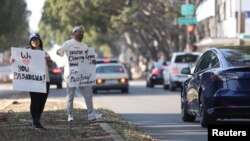 Orang-orang menggalang donasi bagi orang-orang yang terkena dampak kebakaran Eaton di Pasadena, California, 11 Januari 2025 (foto: ilustrasi). 