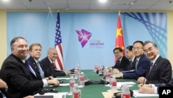 美国国务卿蓬佩奥和中国国务委员兼外长王毅在新加坡东盟外长会议的间歇举行双边会谈。(2018年8月3日)