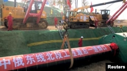 中国工人在黑龙江省黑河的中俄天然气管道工程工地上施工。（2019年10月16日）