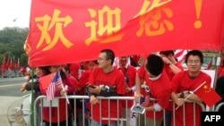 在美国维吉尼亚理工大学留学的中国学生为欢迎中国领导人习近平访美等候在习近平下榻的酒店前。（2015年9月25日资料照）