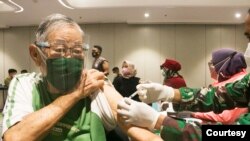 Peserta vaksinasi COVID-19 menerima dosis Sinovac dalam program vaksinasi yang digelar Kodim 0506/Tangerang dan Mall @ Alam Sutera (Courtesy Mall @ Alam Sutera).