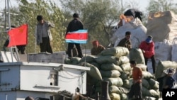 지난 2006년 북한 신의주에서 중국 오성홍기를 단 선박에 교역품을 싣고 있다. (자료사진)